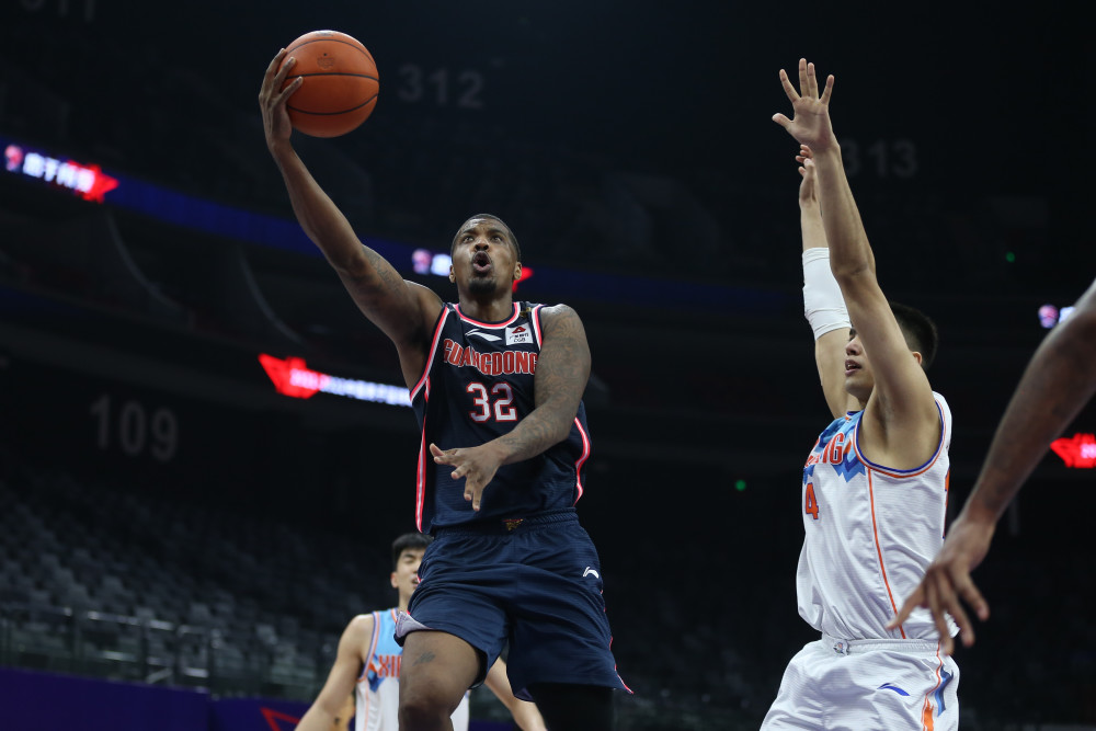 西亚卡姆爆冷击败皇家马德里，比分优势明显引爆全场！